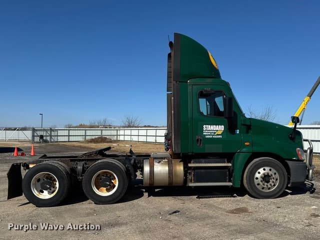 Image of Freightliner Cascadia 125 equipment image 3