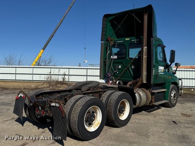 Image of Freightliner Cascadia 125 equipment image 4