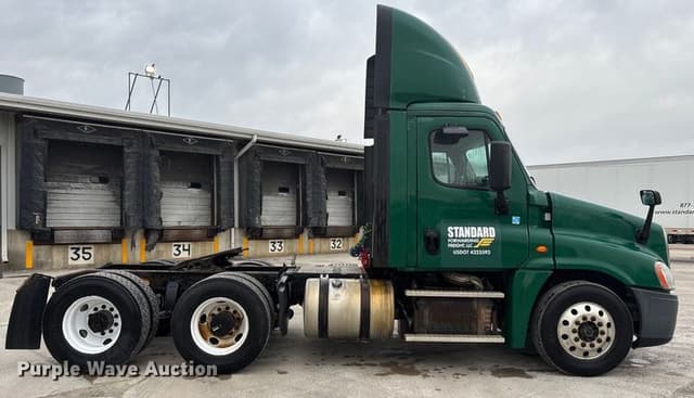 Image of Freightliner Cascadia 125 equipment image 3