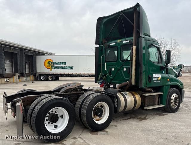 Image of Freightliner Cascadia 125 equipment image 4