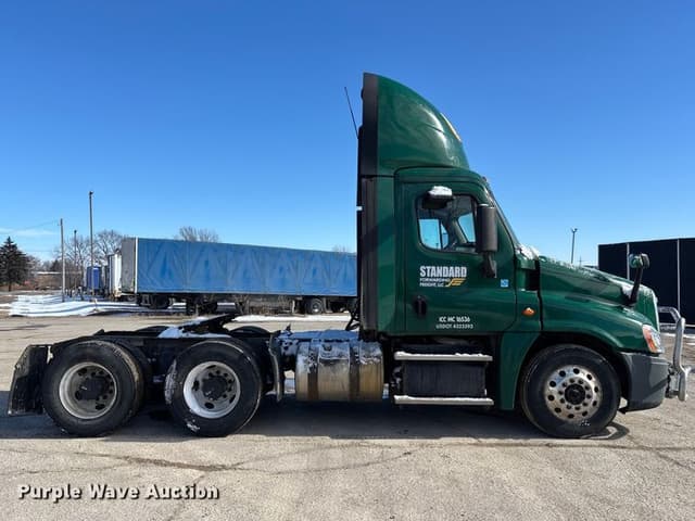 Image of Freightliner Cascadia 125 equipment image 3
