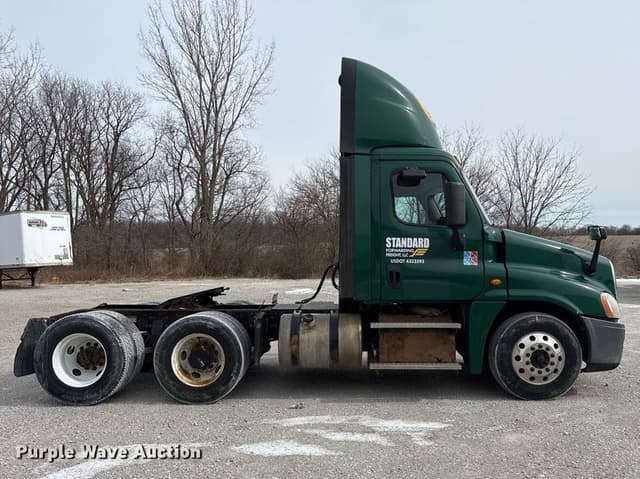 Image of Freightliner Cascadia 125 equipment image 3