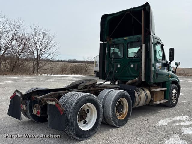 Image of Freightliner Cascadia 125 equipment image 4