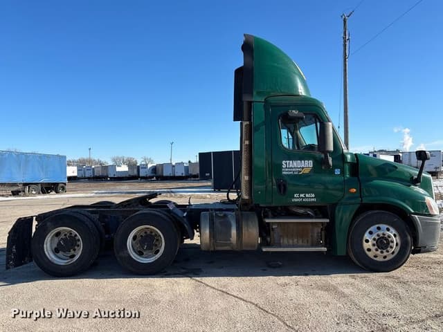 Image of Freightliner Cascadia 125 equipment image 3