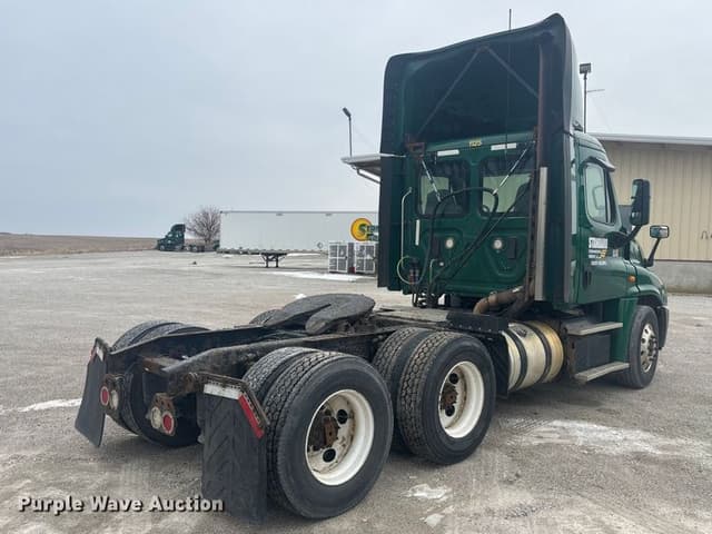 Image of Freightliner Cascadia 125 equipment image 4