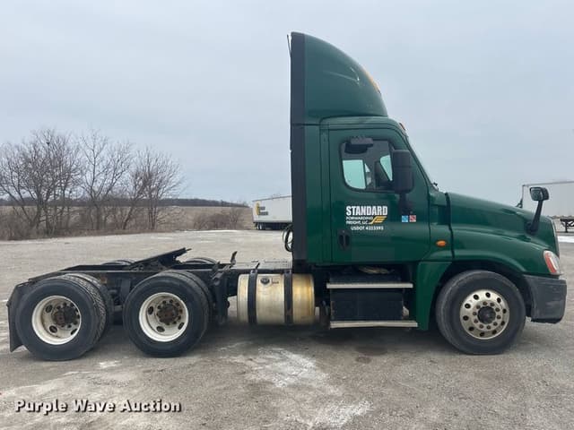 Image of Freightliner Cascadia 125 equipment image 3