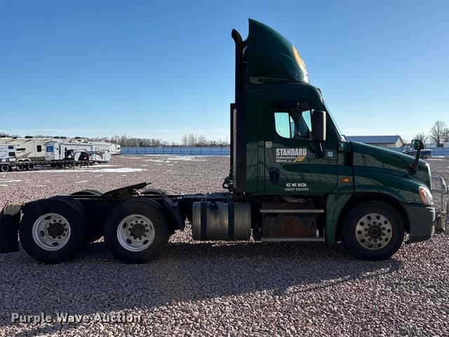 Image of Freightliner Cascadia 125 equipment image 3