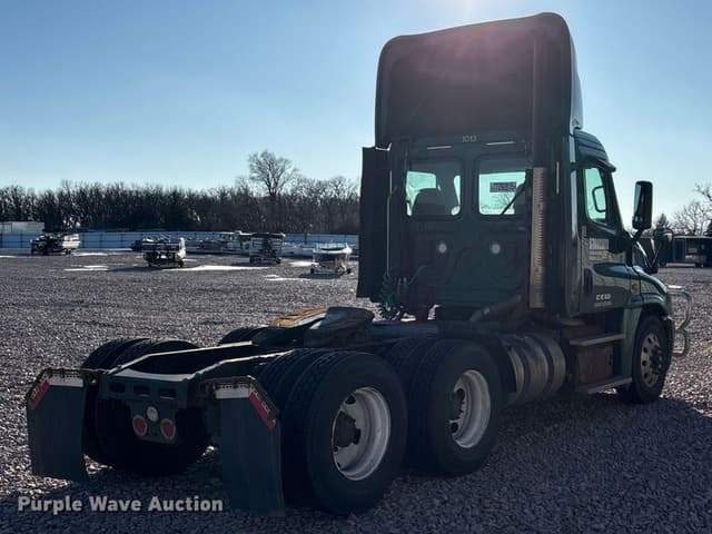 Image of Freightliner Cascadia 125 equipment image 4