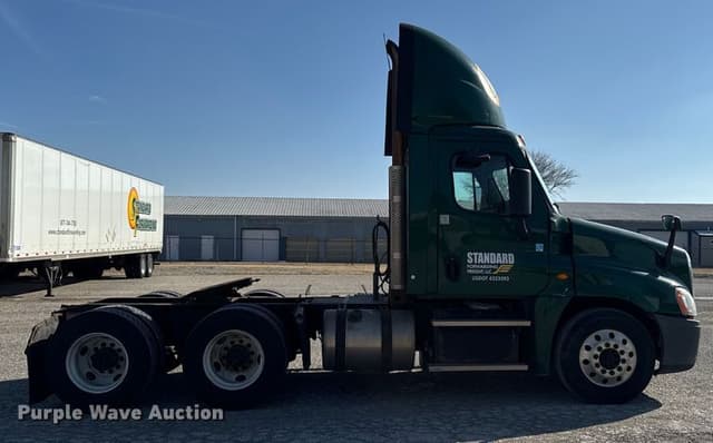 Image of Freightliner Cascadia 125 equipment image 3