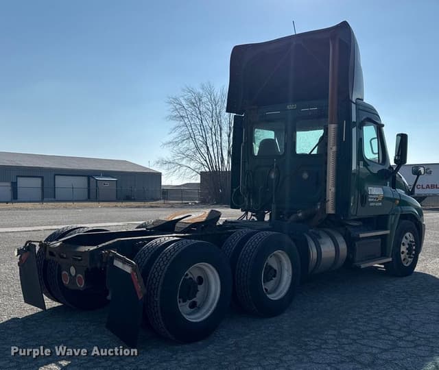 Image of Freightliner Cascadia 125 equipment image 4