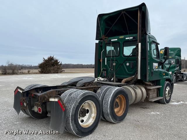 Image of Freightliner Cascadia 125 equipment image 4