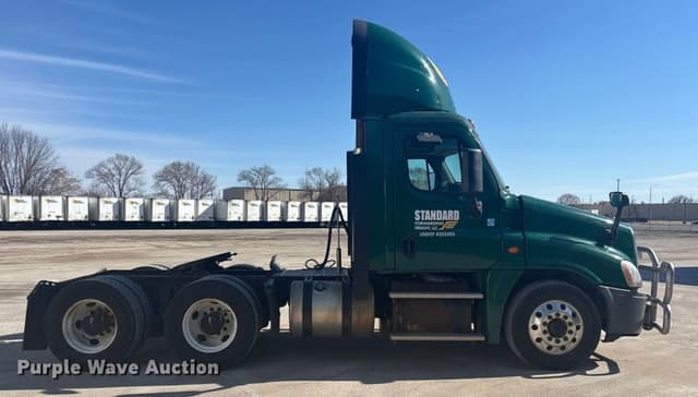 Image of Freightliner Cascadia 125 equipment image 3