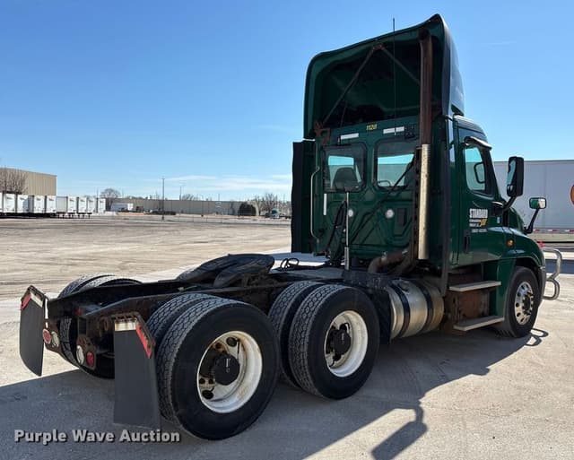 Image of Freightliner Cascadia 125 equipment image 4