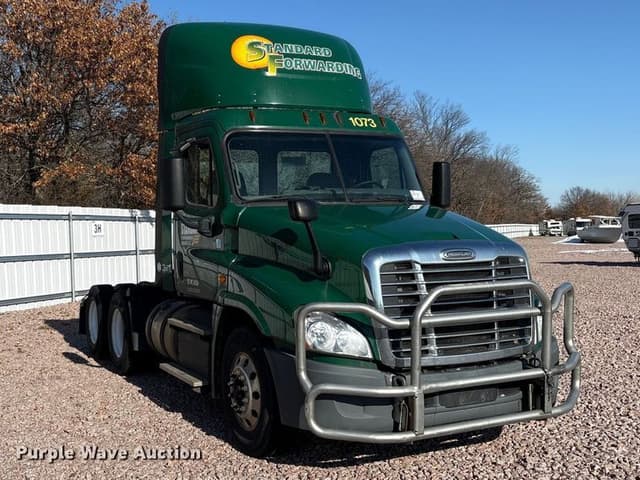 Image of Freightliner Cascadia 125 equipment image 2