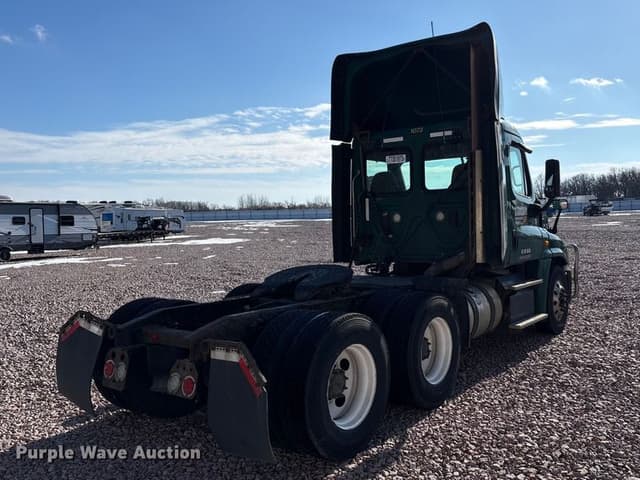 Image of Freightliner Cascadia 125 equipment image 4