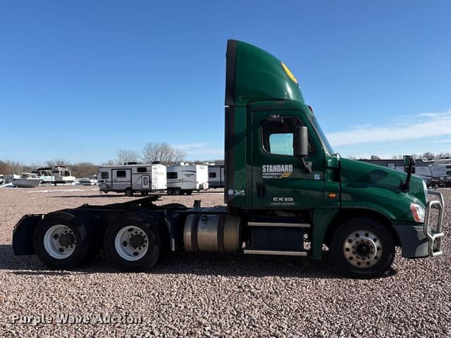 Image of Freightliner Cascadia 125 equipment image 3