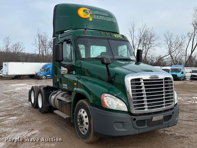 Image of Freightliner Cascadia 125 equipment image 2