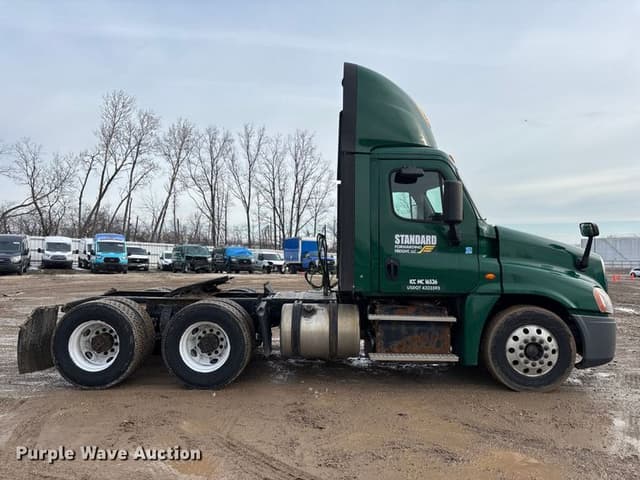 Image of Freightliner Cascadia 125 equipment image 3