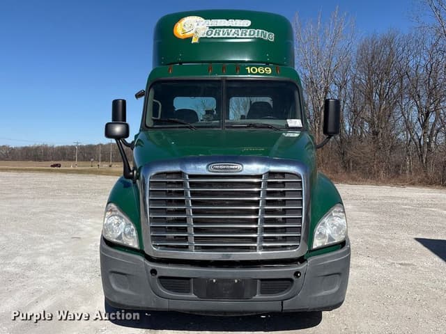 Image of Freightliner Cascadia 125 equipment image 1