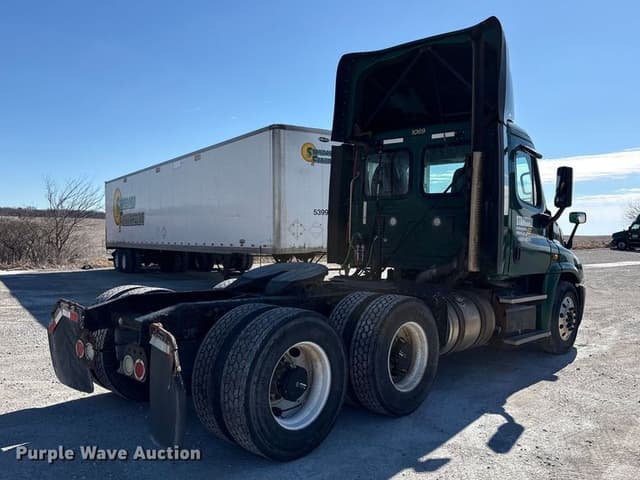 Image of Freightliner Cascadia 125 equipment image 4