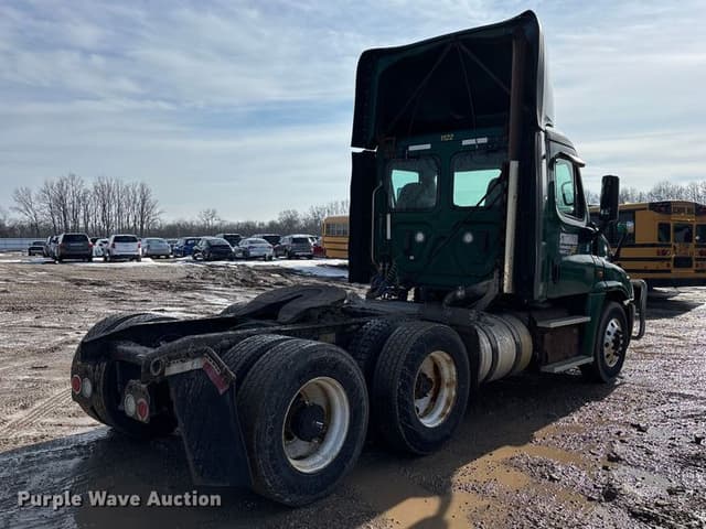 Image of Freightliner Cascadia 125 equipment image 4