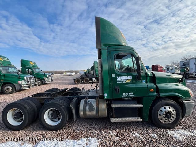 Image of Freightliner Cascadia 125 equipment image 3