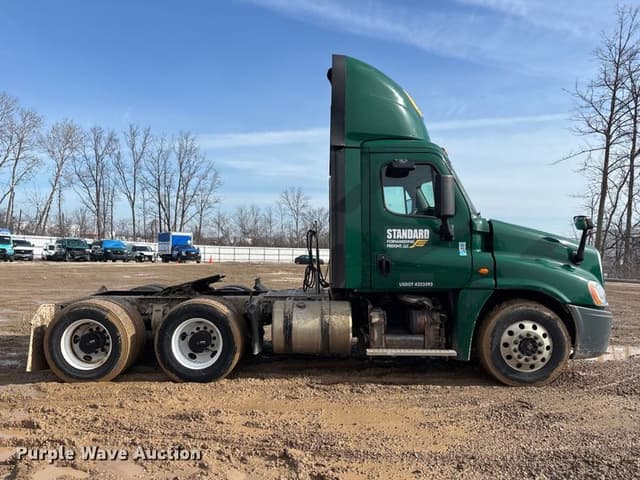Image of Freightliner Cascadia 125 equipment image 3