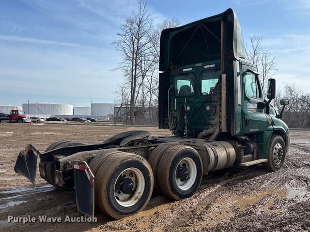 Image of Freightliner Cascadia 125 equipment image 4