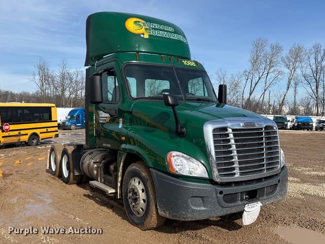 Image of Freightliner Cascadia 125 equipment image 2