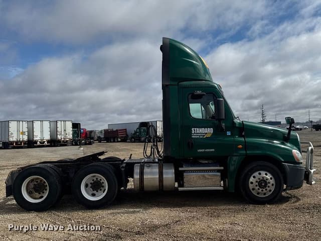 Image of Freightliner Cascadia 125 equipment image 3