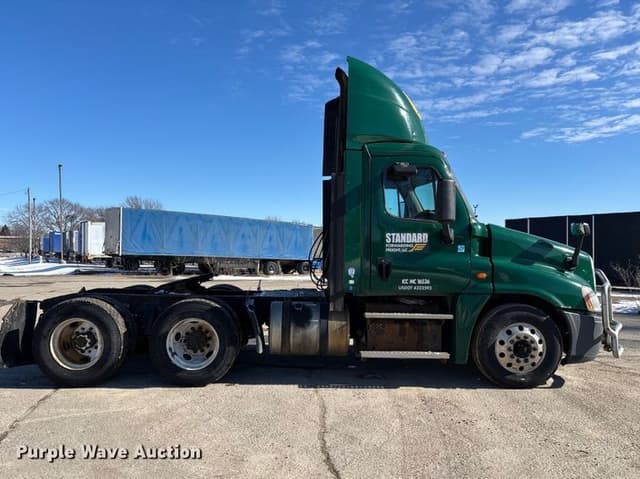 Image of Freightliner Cascadia 125 equipment image 3