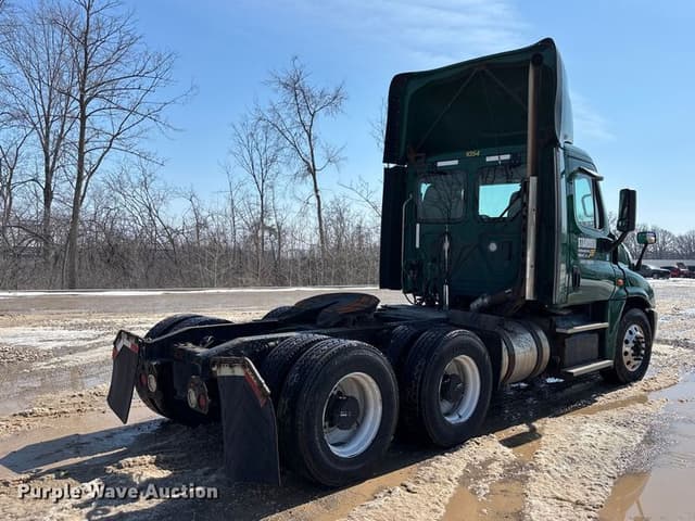 Image of Freightliner Cascadia 125 equipment image 4