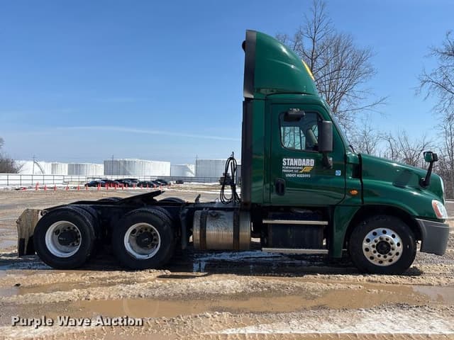 Image of Freightliner Cascadia 125 equipment image 3