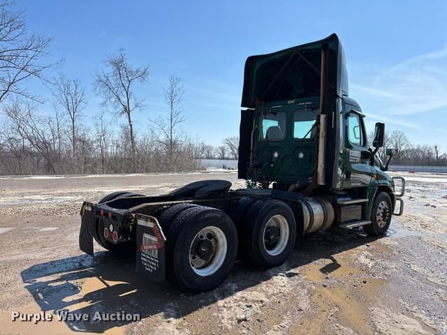 Image of Freightliner Cascadia 125 equipment image 4