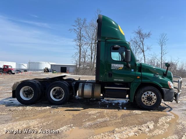 Image of Freightliner Cascadia 125 equipment image 3