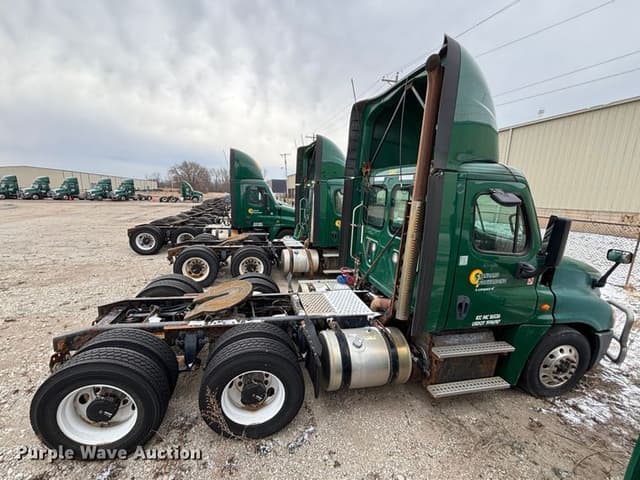 Image of Freightliner Cascadia 125 equipment image 3