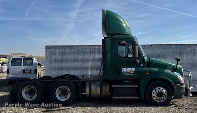 Image of Freightliner Cascadia 125 equipment image 3