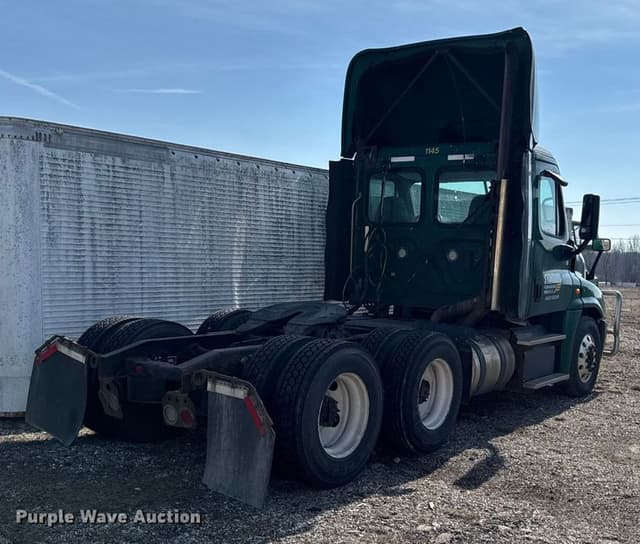 Image of Freightliner Cascadia 125 equipment image 4