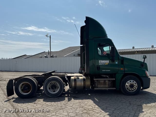 Image of Freightliner Cascadia 125 equipment image 3