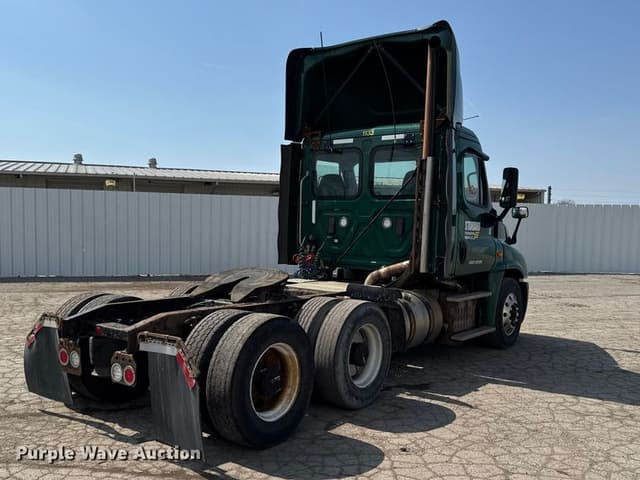Image of Freightliner Cascadia 125 equipment image 4