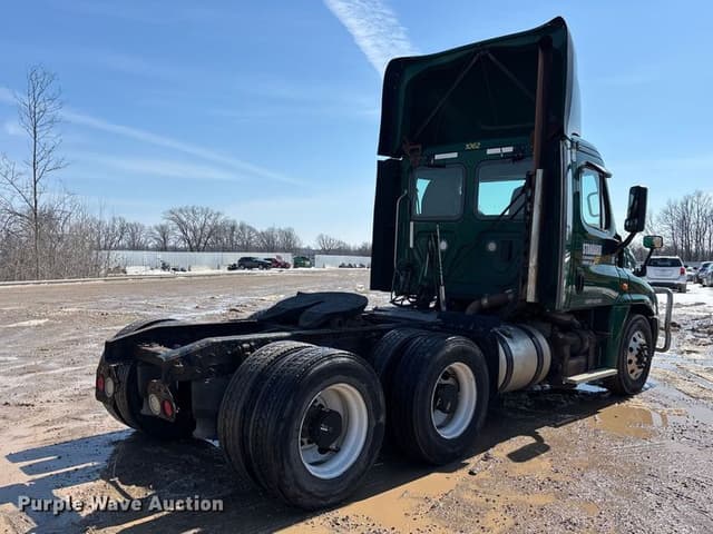 Image of Freightliner Cascadia 125 equipment image 4