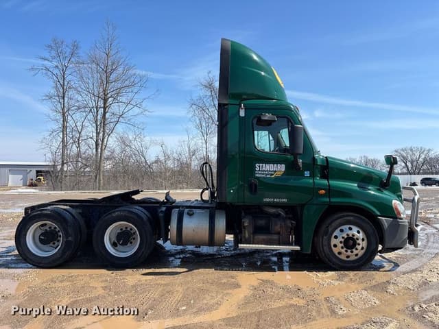Image of Freightliner Cascadia 125 equipment image 3