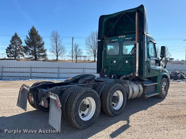 Image of Freightliner Cascadia 125 equipment image 4