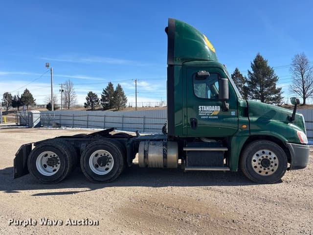 Image of Freightliner Cascadia 125 equipment image 3