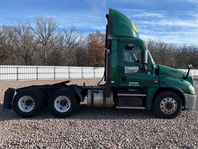 Image of Freightliner Cascadia 125 equipment image 3