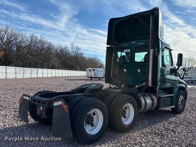 Image of Freightliner Cascadia 125 equipment image 4