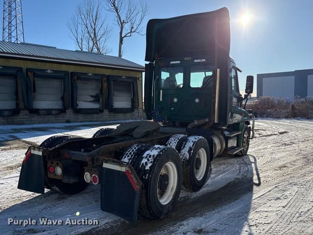 Image of Freightliner Cascadia 125 equipment image 4