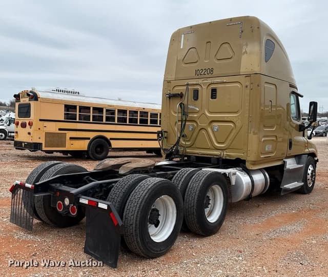 Image of Freightliner Cascadia 125 equipment image 4