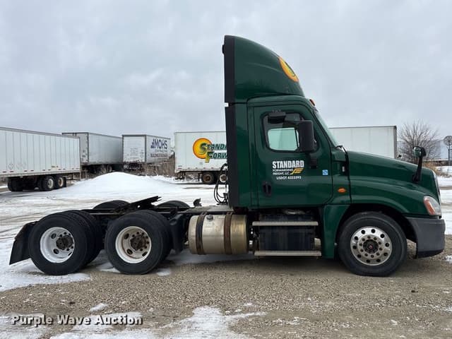 Image of Freightliner Cascadia 125 equipment image 3