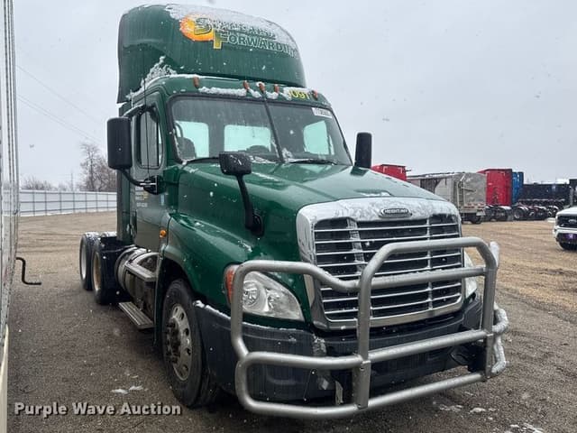 Image of Freightliner Cascadia 125 equipment image 2